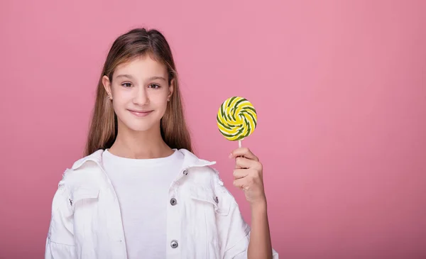 Menina bonita com um grande pirulito na mão . — Fotografia de Stock