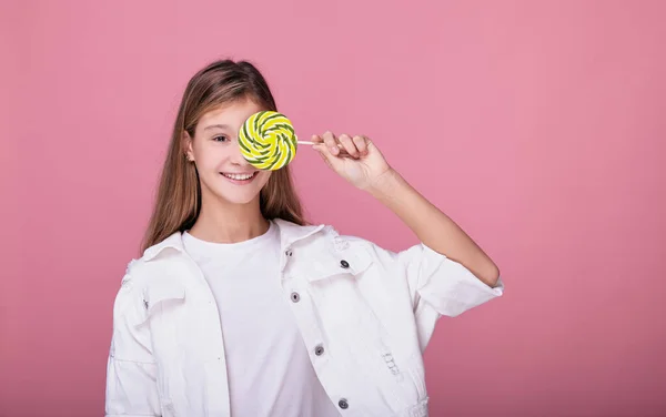 Menina adolescente engraçado com doces multi-coloridos em um pau . — Fotografia de Stock