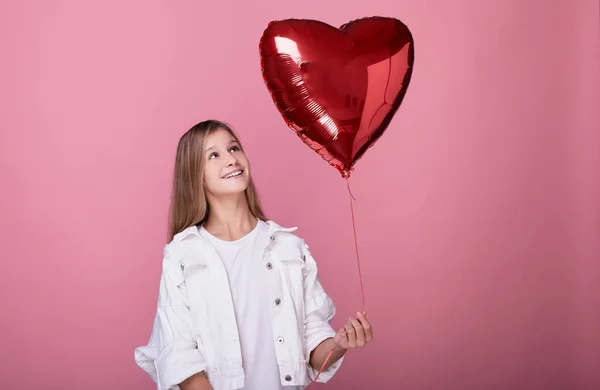 Дівчина тримає червону кульку у формі серця . — стокове фото
