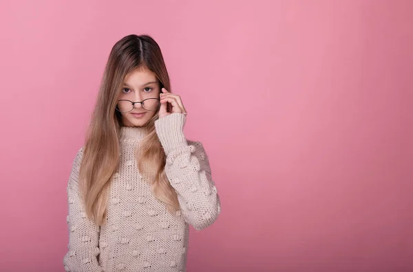 Beautiful young girl in a sweater and round glasses. — Stock Photo, Image