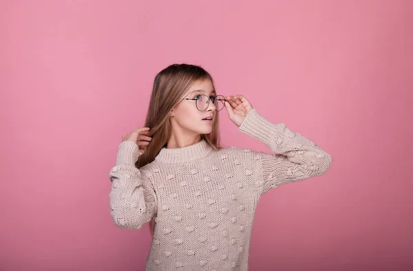 Loira bonita em uma camisola bege olha para longe . — Fotografia de Stock