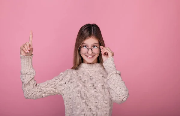 Schöne Teenager Mädchen in runden Gläsern zeigt einen Finger. — Stockfoto