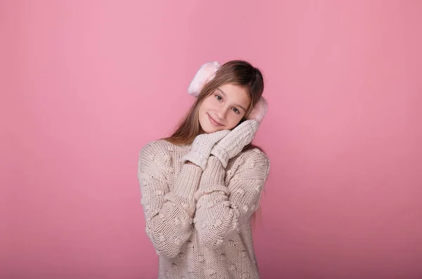 Joven adolescente tierna en auriculares de piel y mitones de punto . —  Fotos de Stock