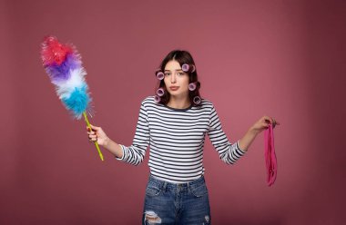 Bukleli üzgün kız Toz için çırpıcıyla.