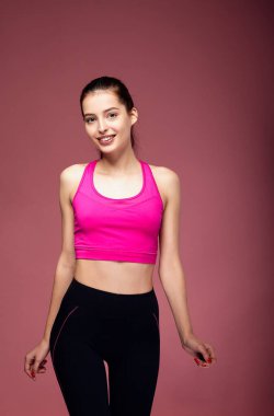 Sportif kadın eğitimden sonra poz veriyor..