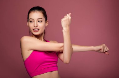 Atletik kız antrenmandan önce egzersiz yapar..