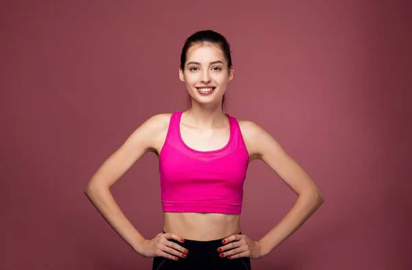 Atlético ajuste menina em um fundo rosa . — Fotografia de Stock