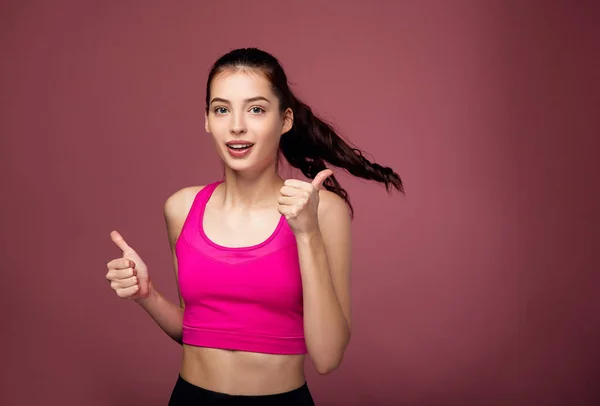 Mulher jovem magro em rosa tanque-top fazendo cardio . — Fotografia de Stock