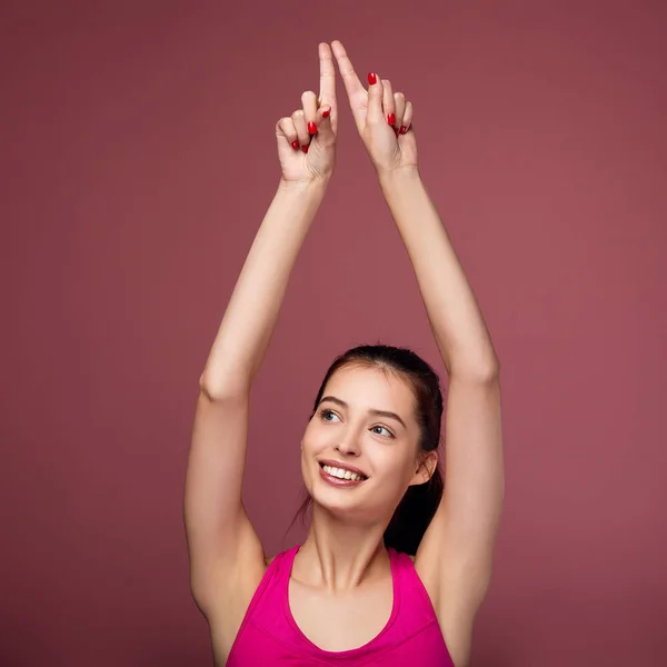 Deportiva chica en rosa tanque-top divertirse . — Foto de Stock