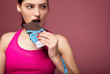 Çikolata yiyen esmer kadının stüdyo portresi..