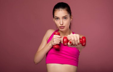 Beyaz genç bayan güç antrenmanı yapıyor..