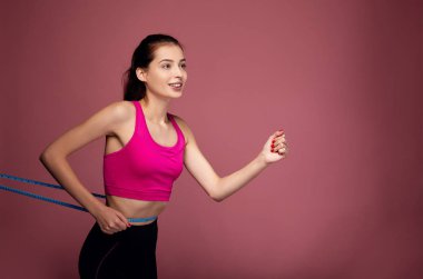 Şık spor kıyafetleriyle diyet yapan tatlı bir kız..