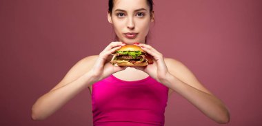 Kadınlar büyük barbekü sandviçlerini tutar..