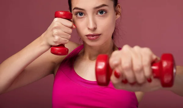 Girl using dumbbells for weightlifting. — 스톡 사진