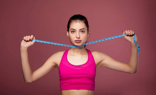 Mujer joven blanca midiendo su cuerpo . — Foto de Stock