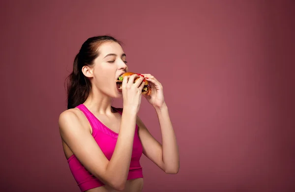 Studio plan de femme affamée avec sandwich . — Photo