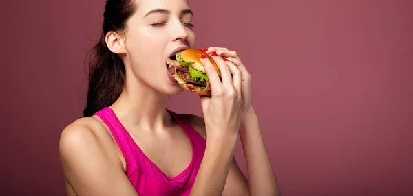 Gorgeous girl eating cheeseburger. — Stock Photo, Image