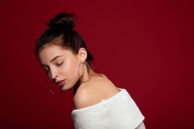 Çıplak omuzlu nazik bir kız gözlerini kapar ve zevk alır..