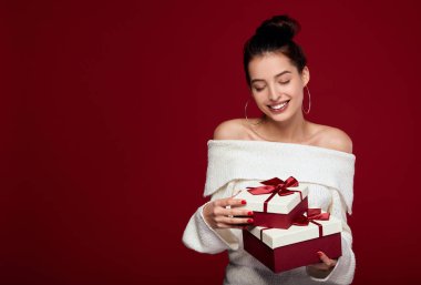 Mutlu genç bir bayan hediye kutuları aldı..