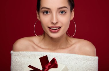 Çekici kahverengi saçlı kadın hediyeyi açtı ve düz görünüyor..