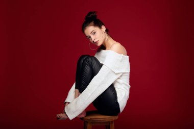 Havalı bir sonbahar elbisesi giymiş alımlı genç bir bayanın şık portresi..