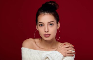 Lezzetli mavi gözlü bir esmerin portresi.