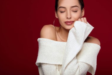 Dolgun dudaklı seksi sofistike beyaz kadın..