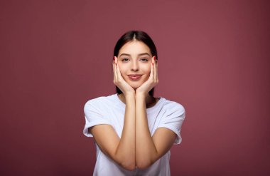 Sevimli genç kız el ele tutuşuyor..