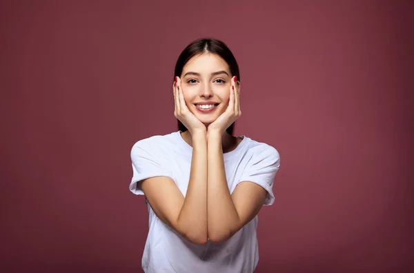 Gülümseyen sevimli genç kız..