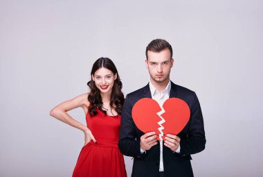 Arka planda büyüleyici, gösterişli, çapkın bir çiftin resmi..