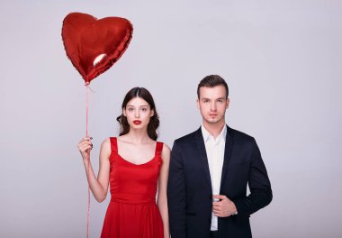 Aşık zarif bir çiftin moda imajı..