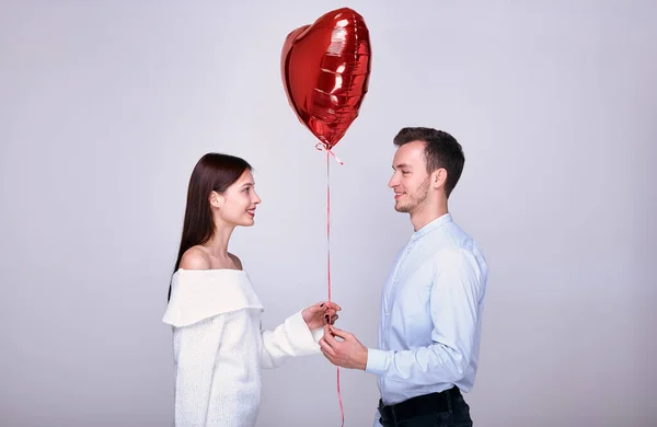 Cute guy gives his beloved balloon on Valentine's Day. — Stock Photo, Image