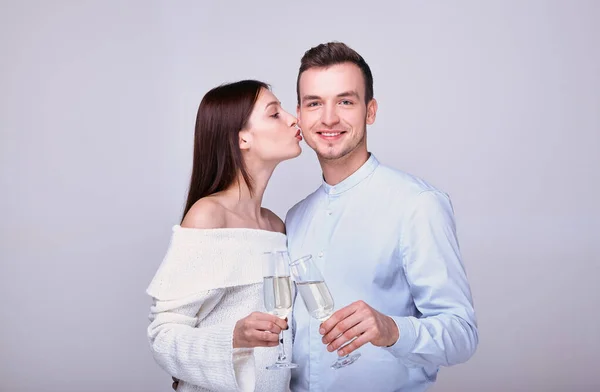 Закохана пара святкує в келихах шампанського . — стокове фото
