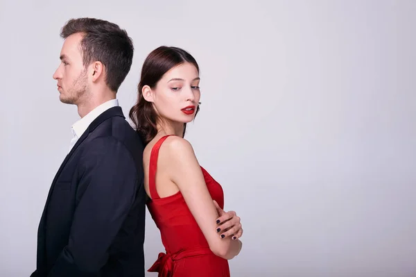 Hermosa pareja joven sobre un fondo blanco . — Foto de Stock