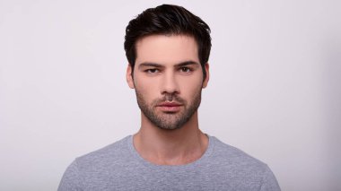Gri tişörtlü yakışıklı bir gencin portresi..