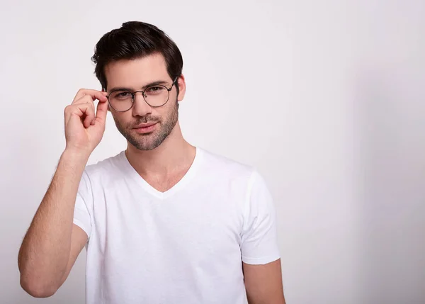 Um jovem empresário, um freelancer, um designer posando em um fundo branco . — Fotografia de Stock