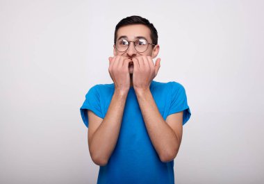 Mavi tişörtlü komik genç adam beni şaşırttı..