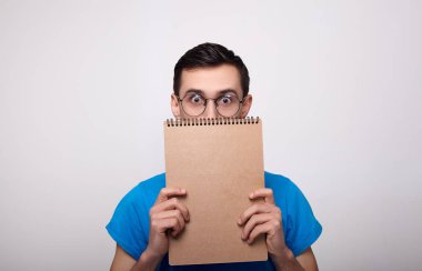 Elinde not defteri olan çok tatlı bir çocuk..