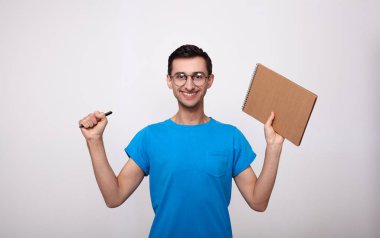 Elinde not defteri olan mutlu bir genç öğrenci..