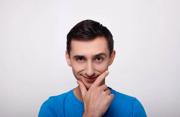 Um retrato de perto de um jovem misteriosamente sorridente . — Fotografia de Stock