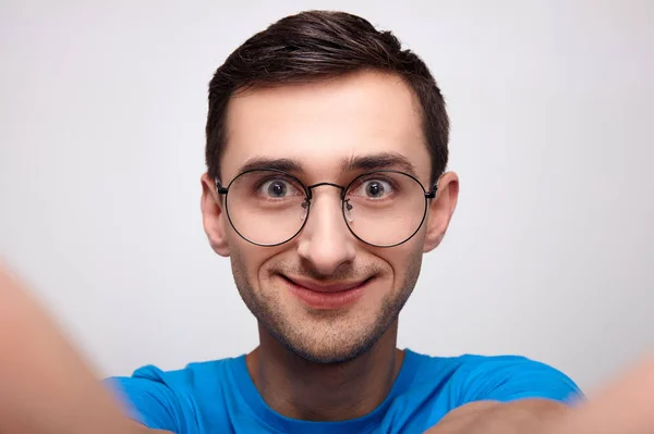 Close-up, o rosto espantado de um jovem branco com óculos . — Fotografia de Stock