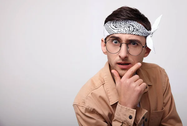 Close-up, porteiro de um jovem cara engraçado surpreso em um fundo branco . — Fotografia de Stock