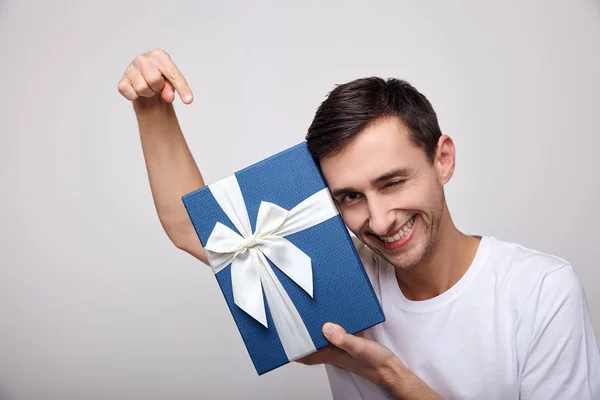 快乐快乐的男人，有一个蓝色的盒子，一个惊喜，一个礼物. — 图库照片