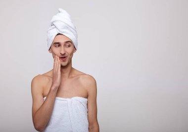 Duştan tatlı bir genç adam çıktı..