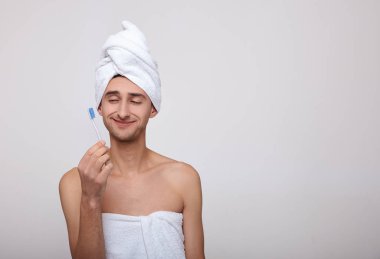 Sevimli adam sabah rutinini yapıyor, dişlerini okuyor..