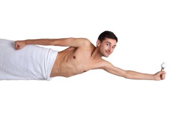 Kalçasında beyaz bir havluyla duş alan yakışıklı beyaz bir erkek..