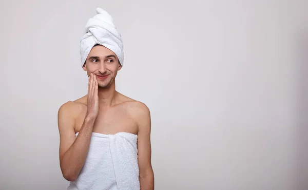 De leuke man na het douchen in een handdoek op zijn hoofd. — Stockfoto