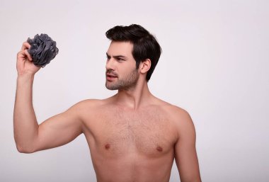 Güçlü, güzel esmer, gri bir bez ile yıkanıyor..