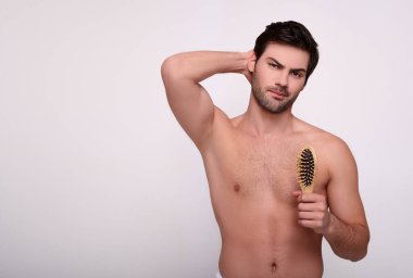 Saç dökülmesi sorunu olan bir adam. Tıbbi ve şampuan ürün konsepti.