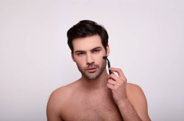 Elinde siyah jiletle vahşi sakin bir adam